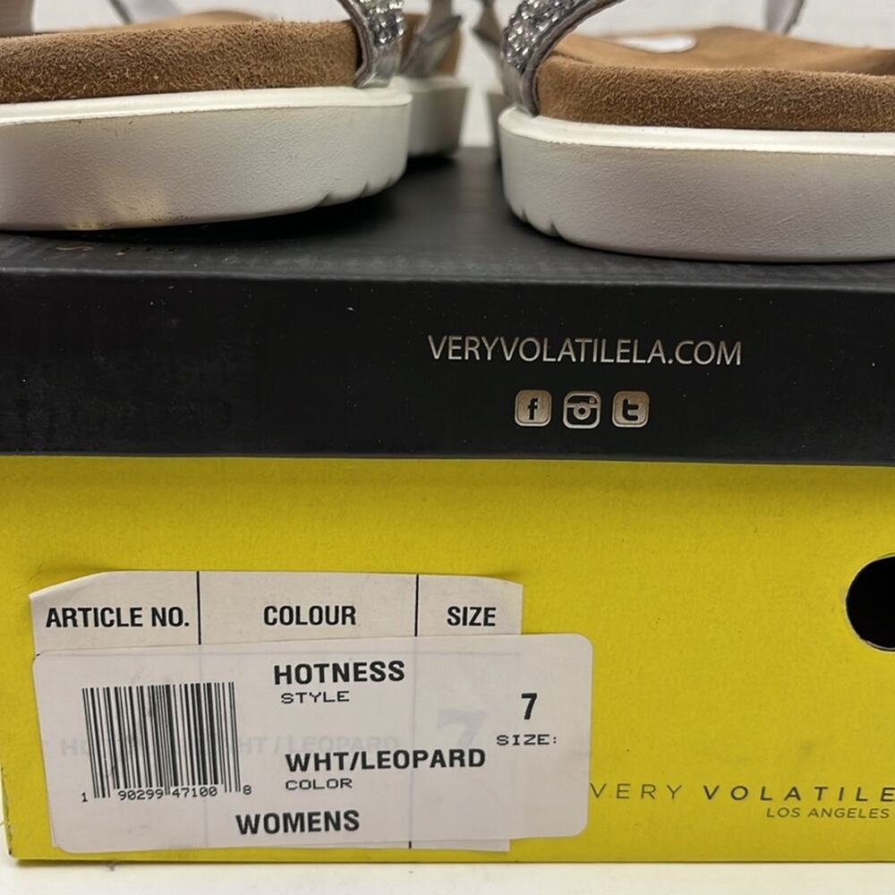 Very Volatile Hotness White Silver Leopard Sandals Flats Size 7 - Picture 7 of 9